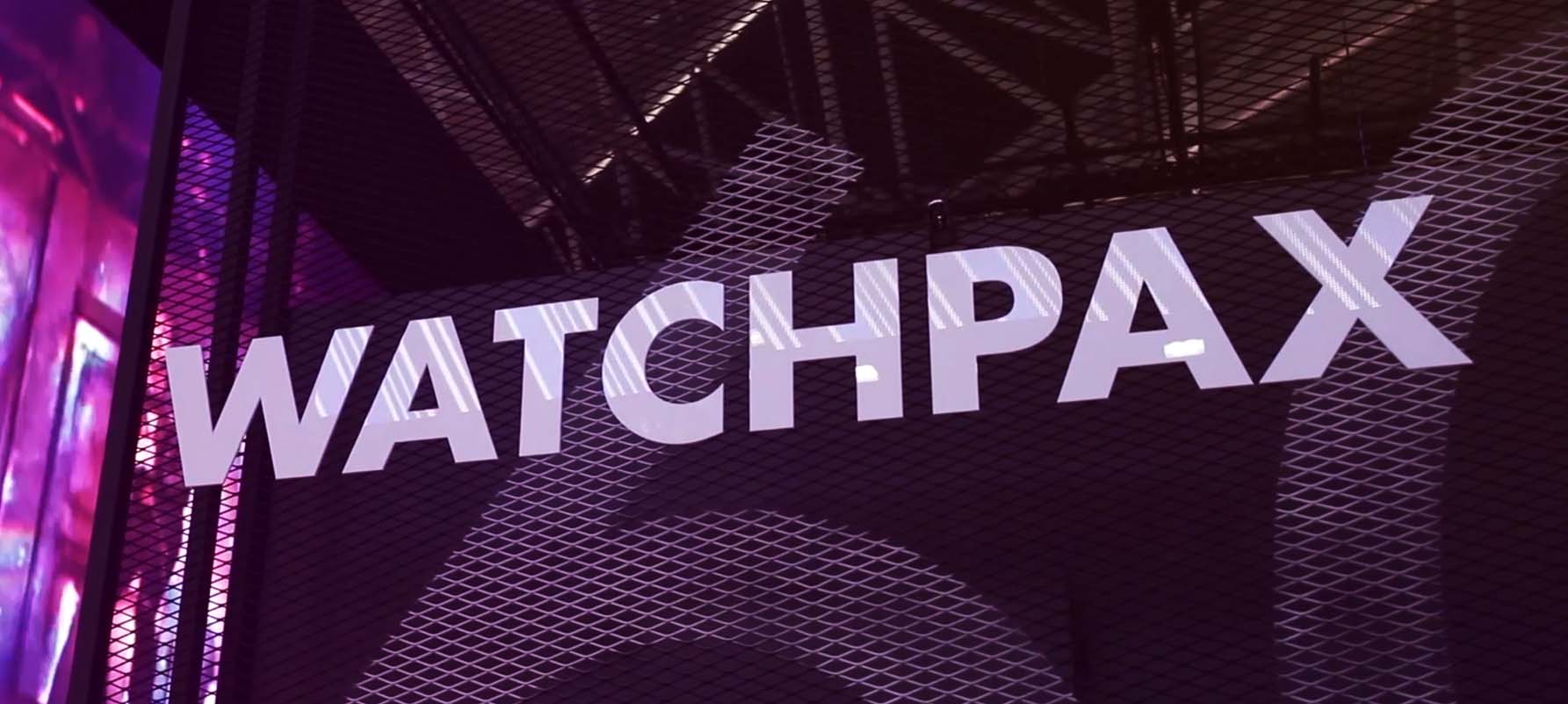 wachpax_ise_60 Logotyp z liter przyklejonych do kraty na stoisku targowym